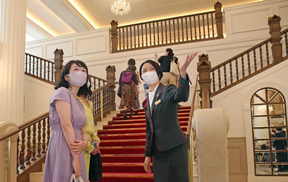 　オープンしたホテルで客を案内する元タカラジェンヌの憧花ゆりの支配人（右）