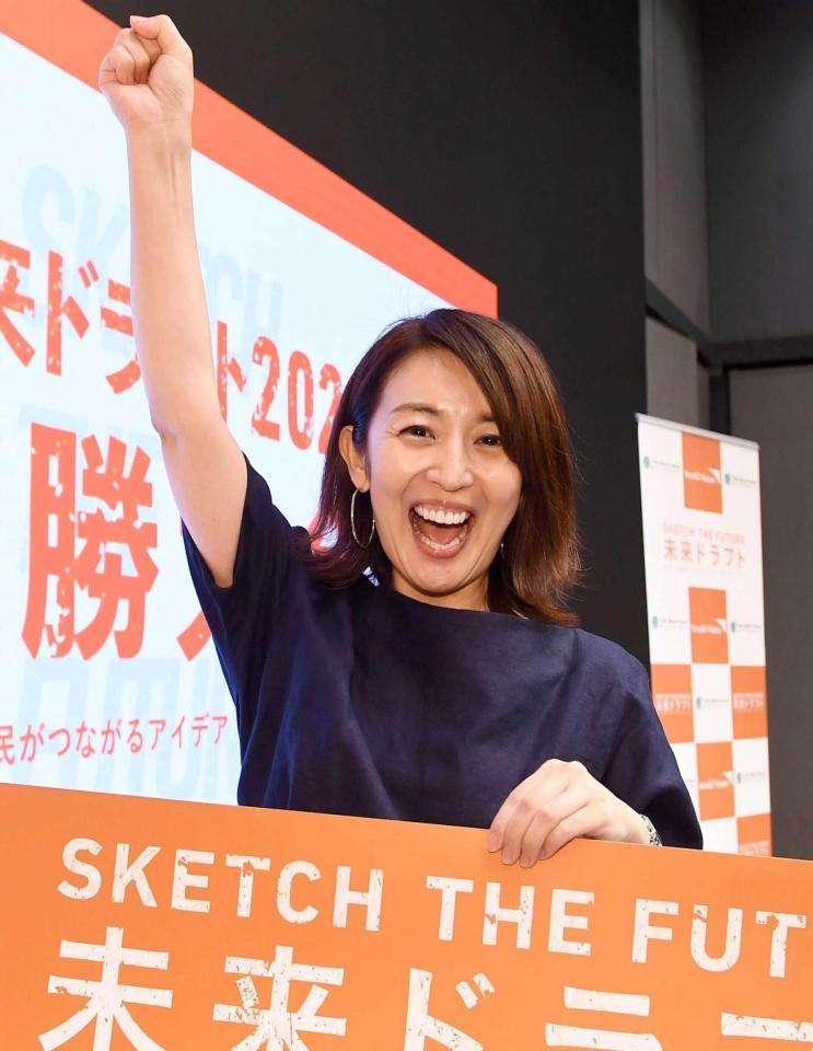 　育児に学業にと大忙しの酒井美紀は「頑張るぞ！」とこぶしを上げる＝東京・銀座（撮影・園田高夫）