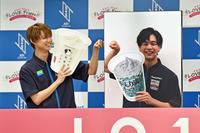 リモートでグータッチするＪＯ１の白岩瑠姫（左）と豆原一成＝東京・田町のファミリーマート本社（撮影・伊藤笙子）