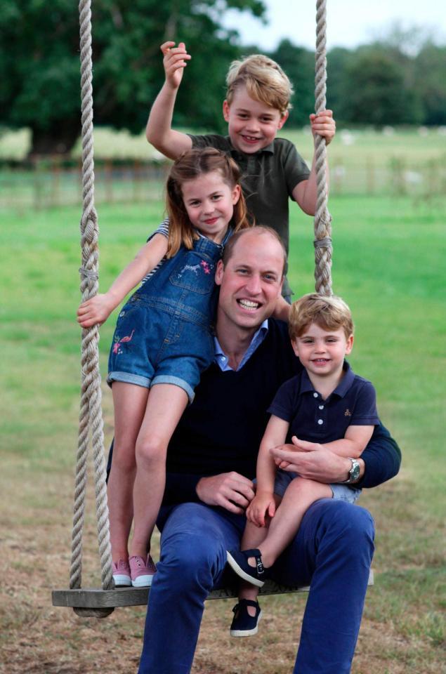 　３８歳の誕生日を迎えたウィリアム英王子（中央）と、ジョージ王子（上）、シャーロット王女（左端）、ルイ王子（右端）＝英中部ノーフォーク州（キャサリン妃撮影、英ＰＡ通信＝共同）