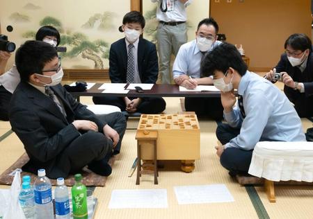 　感想戦を行う永瀬拓矢二冠（左）と藤井聡太七段＝東京都渋谷区の将棋会館（日本将棋連盟提供）