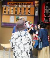 プレ公演前に検温して入場する観客＝大阪・天満天神繁昌亭