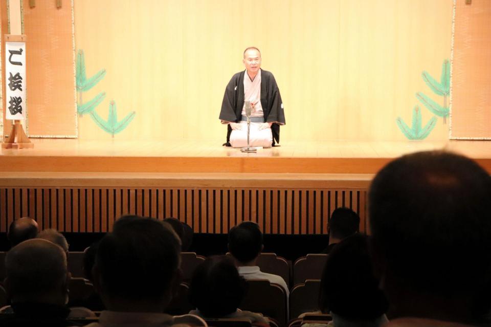 天満天神繁昌亭のプレ公演であいさつする上方落語協会の笑福亭仁智会長＝大阪市内