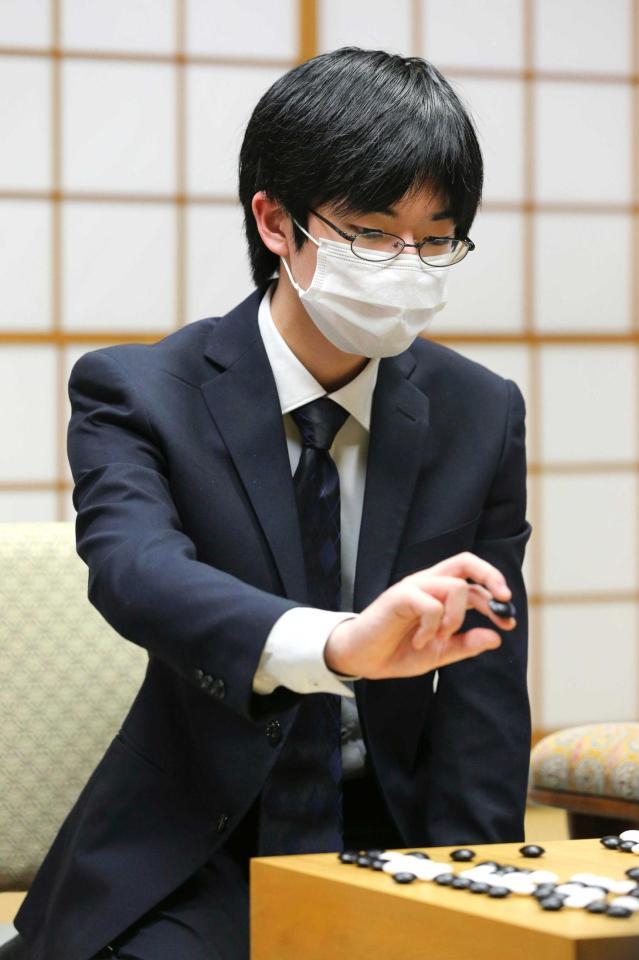 　史上最年少、最速で三冠を獲得した芝野虎丸新十段＝東京都千代田区の日本棋院  