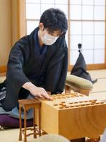 和装で対局に臨む藤井聡太七段＝東京・千駄ヶ谷のの将棋会館（日本将棋連盟提供）