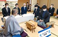 和装で渡辺明棋聖（左）との対局に臨む藤井聡太七段＝東京・千駄ヶ谷の将棋会館（日本将棋連盟提供）