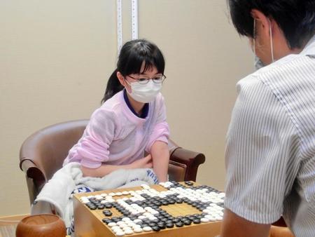 荒木一成六段（右）を撃破した仲邑菫初段（日本棋院提供）