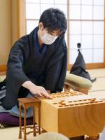 　和装で対局に臨む藤井聡太七段＝東京・千駄ヶ谷の将棋会館（日本将棋連盟提供）