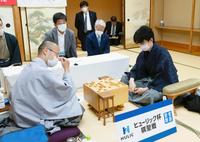 　感想戦で対局を振り返る藤井聡太七段（右）と渡辺明棋聖＝東京・千駄ヶ谷の将棋会館（日本将棋連盟提供）