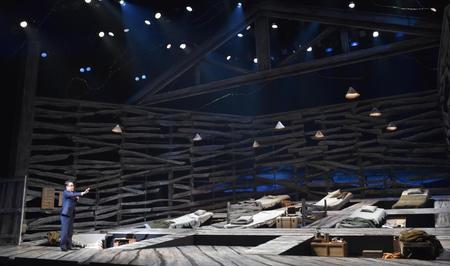 ソーシャルディスタンスが保たれ、換気に配慮した舞台について説明する三谷幸喜氏（左）＝東京・渋谷のＰＡＲＣＯ劇場（撮影・西岡正）