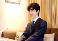 　検分後に笑顔でインタビューに応じる藤井聡太七段（日本将棋連盟提供）