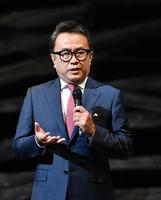 「大地」のシーンについて説明する三谷幸喜氏＝東京・渋谷のＰＡＲＣＯ劇場（撮影・西岡正）