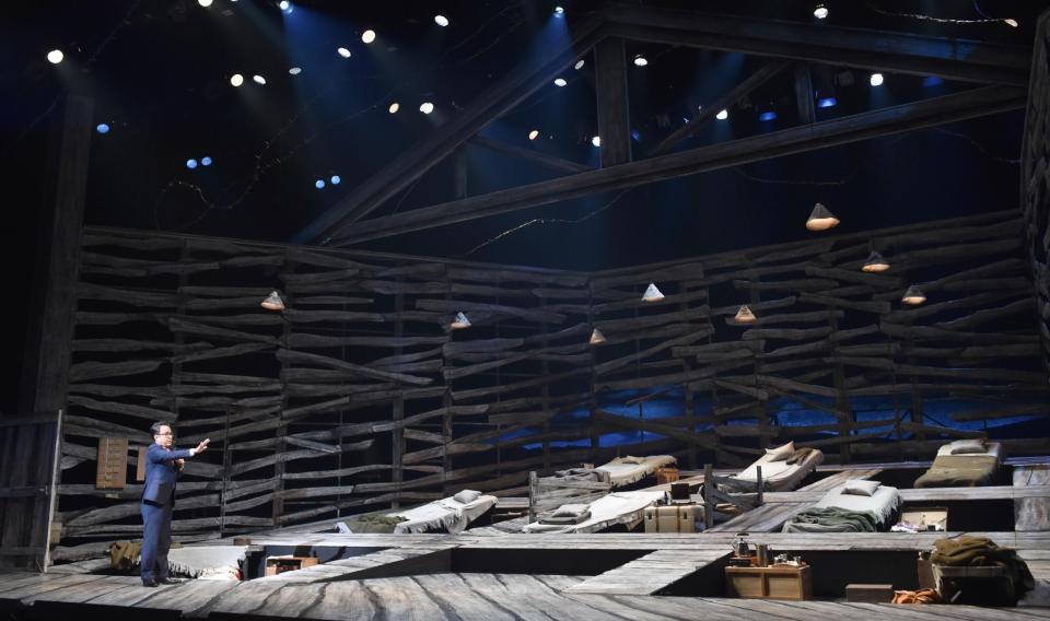 ソーシャルディスタンスが保たれ、換気に配慮した舞台について説明する三谷幸喜氏（左）＝東京・渋谷のＰＡＲＣＯ劇場（撮影・西岡正）