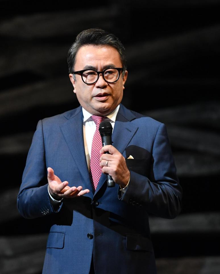 「大地」のシーンについて説明する三谷幸喜氏＝東京・渋谷のＰＡＲＣＯ劇場（撮影・西岡正）