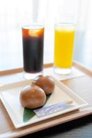 藤井七段の午前のおやつは八丁みそまんじゅうとアイスコーヒーと冷たい緑茶（提供・日本将棋連盟）