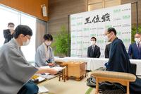 王位戦第１局２日目　封じ手が開封され開始＝提供・日本将棋連盟