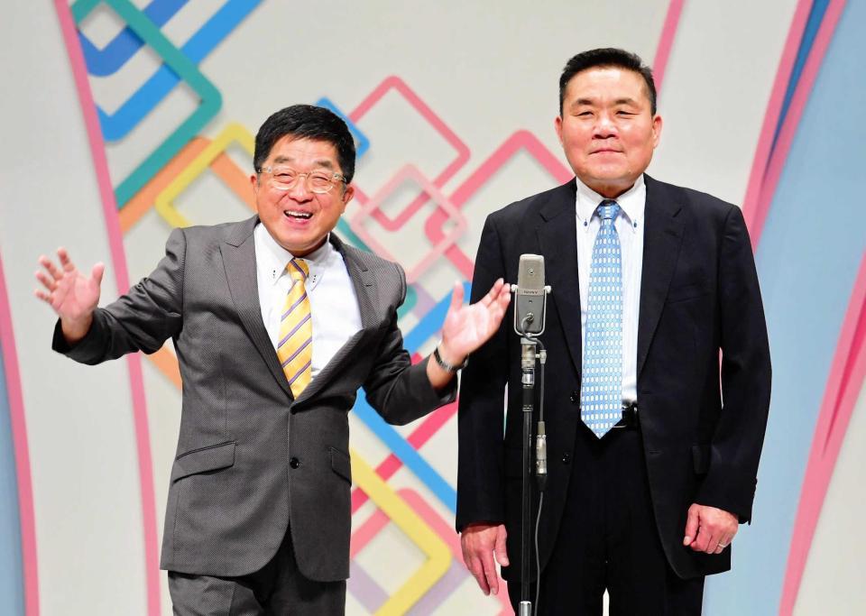 　アクリル板の仕切りがない舞台で漫才をするトミーズ（吉本興業提供）