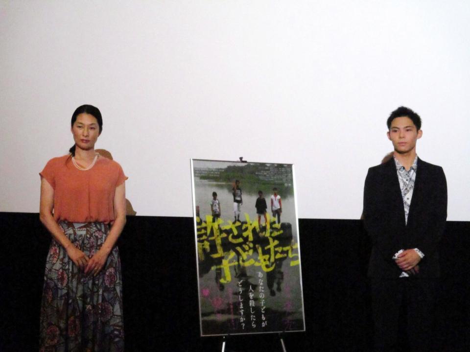 映画「許された子どもたち」の舞台あいさつを行った（左から）黒岩よし、上村侑＝東京・渋谷ＨＵＭＡＸシネマ