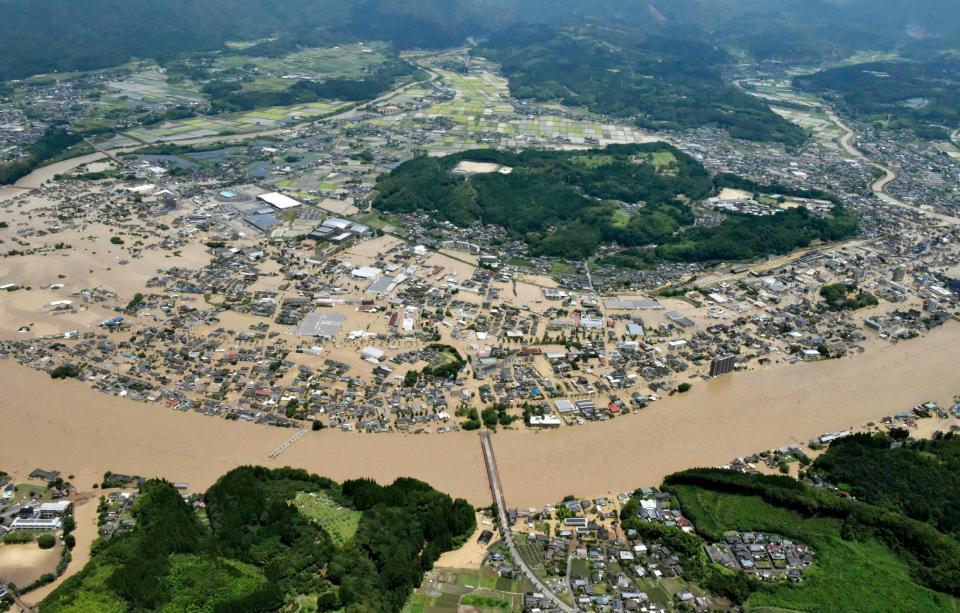 　球磨川が氾濫し、水に漬かった熊本県人吉市の市街地（共同通信社ヘリから）
