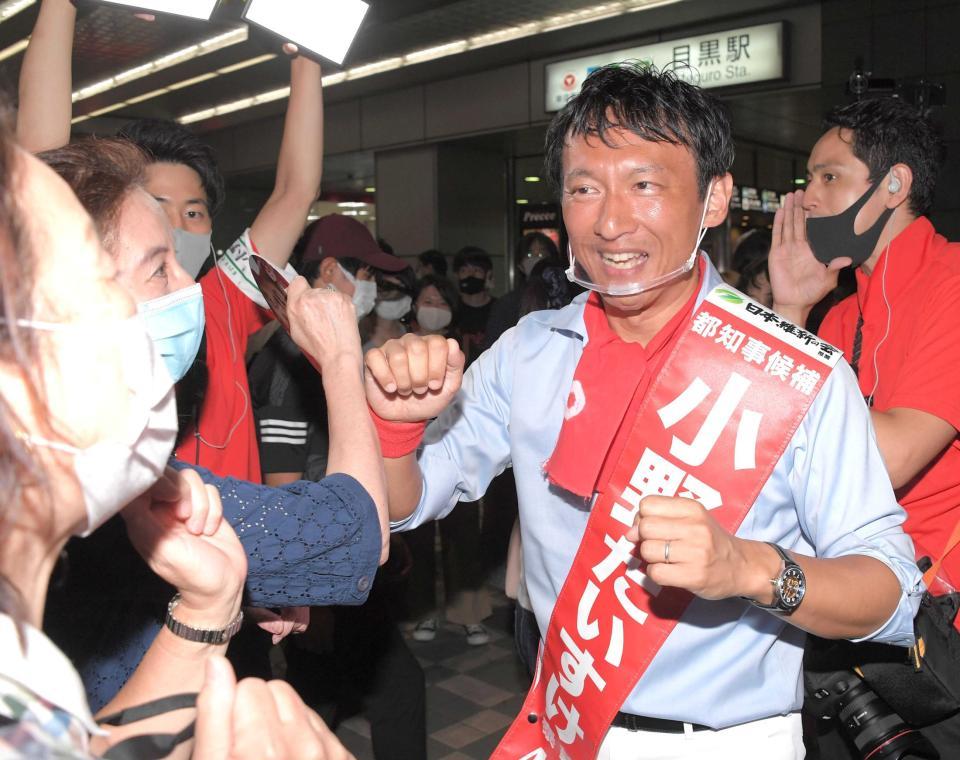 　集まった人々と肘タッチをする小野泰輔氏＝東京・目黒駅前（撮影・堀内翔）