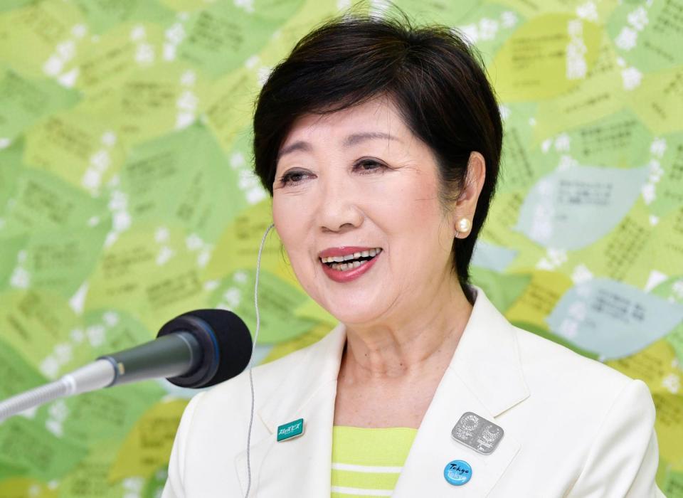 　東京都知事選で再選を果たし、記者会見する小池百合子氏＝５日夜、東京都新宿区