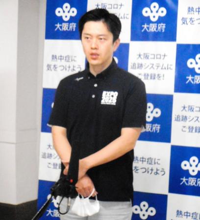 　会見する大阪府の吉村洋文知事＝大阪府庁
