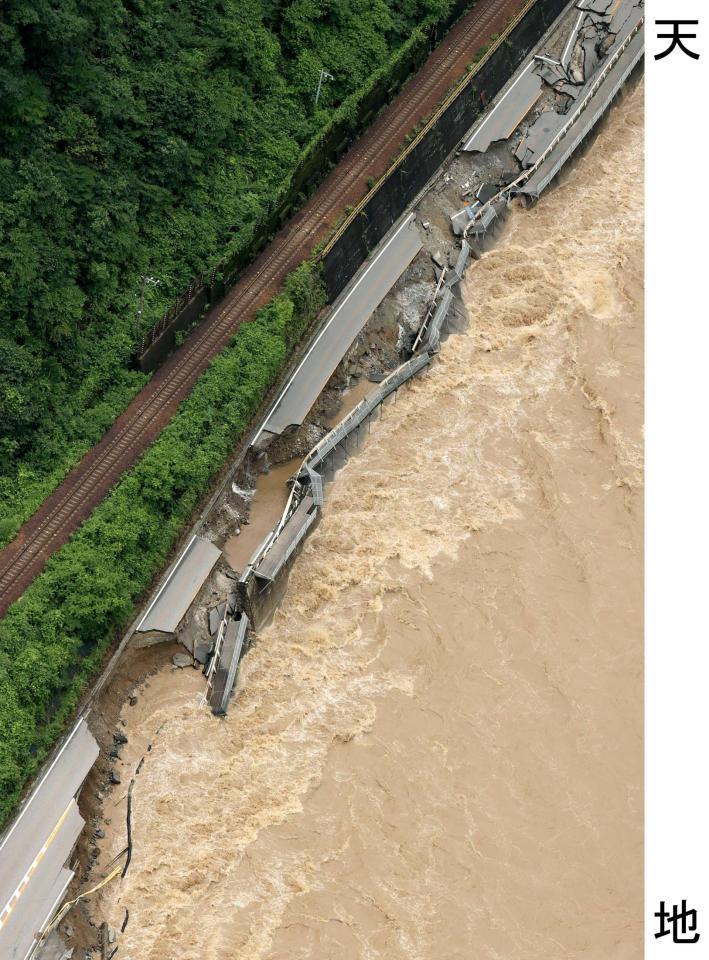 　大雨による飛騨川の増水で崩落した岐阜県下呂市の国道４１号（共同通信社ヘリから）