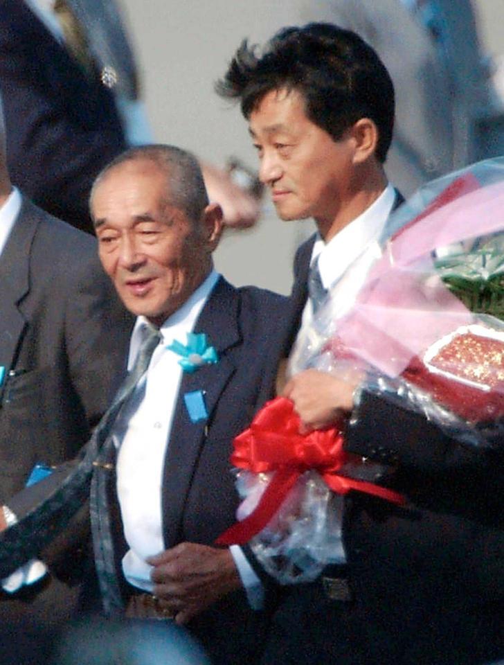 　２００２年１０月、２４年ぶりに北朝鮮から帰国した保志さん（右）と手を握り合う地村保さん＝羽田空港