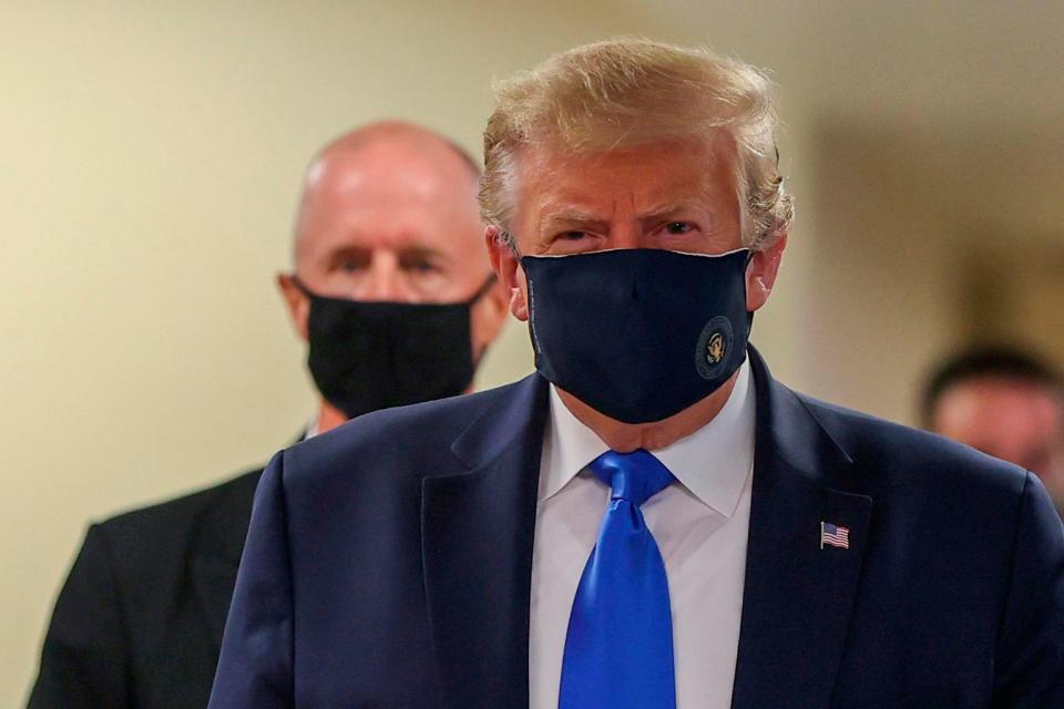 11日、米ワシントン近郊のウォルター・リード軍医療センターで、マスクを着けたトランプ大統領（ロイター＝共同）