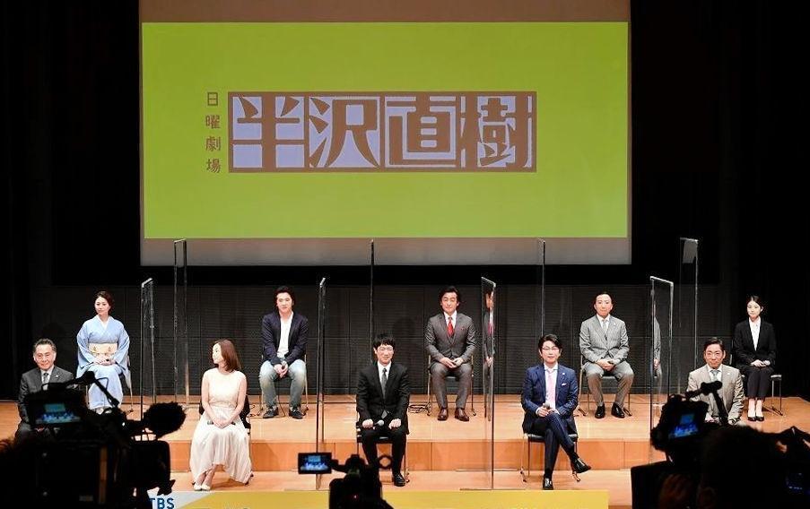 アクリル板を立ててトークする堺雅人（中央）ら©ＴＢＳ　