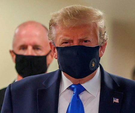 　米ワシントン近郊のウォルター・リード軍医療センターで、マスクを着けたトランプ大統領（ロイター＝共同）
