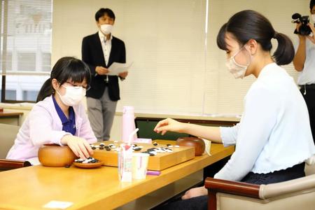 上野愛咲美女流本因坊（右）との対局に敗れた仲邑菫初段
