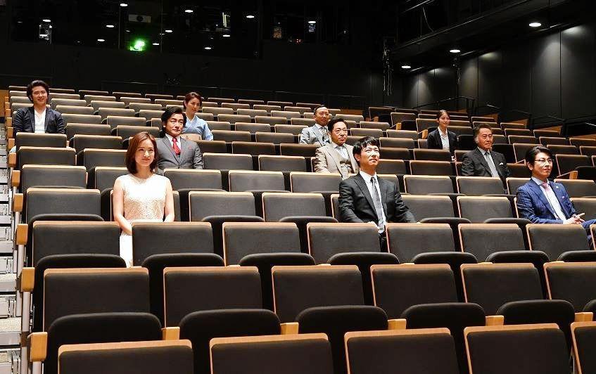 　第１話の試写を見る上戸彩（左）、堺雅人（中央）ら（Ｃ）ＴＢＳ　