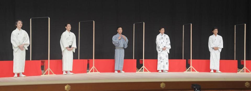 　アクリル板を挟んで会見する（左から）中村七之助、中村勘九郎、市川猿之助、松本幸四郎、片岡愛之助＝東京・東銀座の歌舞伎座（撮影・堀内翔）