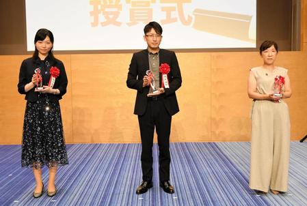 テレビ朝日新人シナリオ大賞の授賞式に出席した（左から）谷口佳奈子氏、池上ゴウ氏、長島清美氏