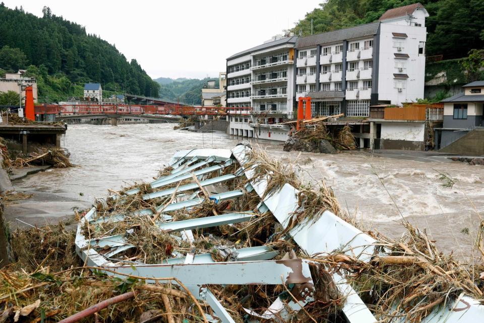 　豪雨により濁流となった玖珠川に流された鉄橋＝８日、大分県日田市