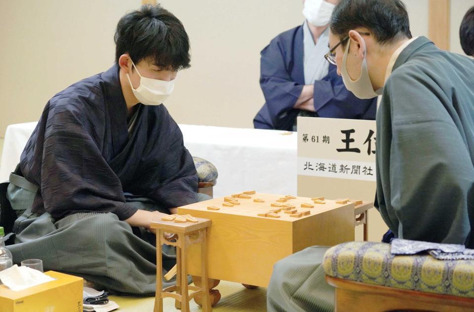 　木村一基王位（右）に勝利し、感想戦で対局を振り返る藤井聡太七段（日本将棋連盟提供）