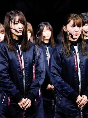 オンラインライブで欅坂４６の改名を発表した菅井友香（左）