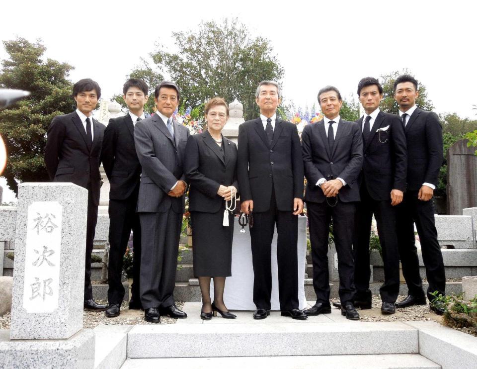 　石原裕次郎さんの墓前に石原プロ５０周年を報告した（左から）池田努、宮下裕治、神田正輝、石原まき子夫人、渡哲也、舘ひろし、徳重聡、金児憲史＝２０１３年７月　