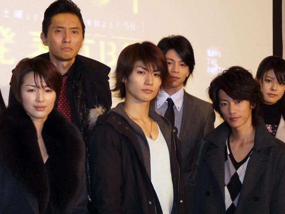 「ブラッディ・マンデイ」の制作発表に出席した（前列左から）吉瀬美智子、三浦春馬さん、佐藤健＝２０１０年