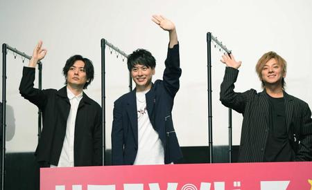 　笑顔で手を振る（左から）久保田悠来、山下健二郎、松岡充＝東京・渋谷ＴＯＥＩ（撮影・金田祐二）