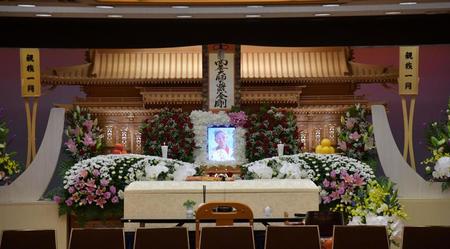 笑顔の写真が掲げられたリリアンさんの祭壇＝大阪市淀川区・新大阪典礼会館（撮影・神子素慎一）