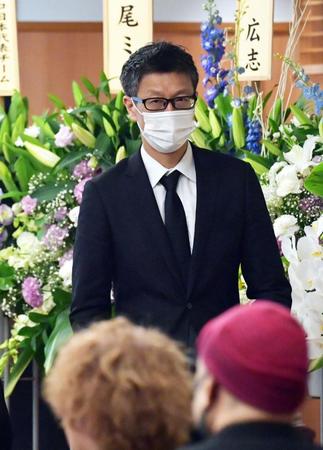 葬儀に訪れた笑福亭銀瓶＝大阪市淀川区・新大阪典礼会館（撮影・神子素慎一）