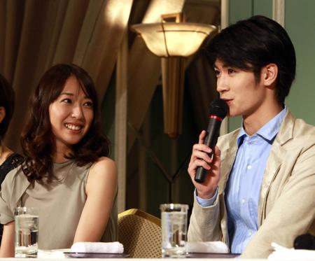 　ドラマ「大切なことはすべて君が教えてくれた」で共演した戸田恵梨香（左）と三浦春馬さん＝２０１１年１月５日