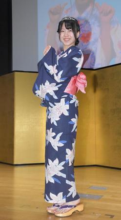 浴衣の帯を見せる古川莉子＝東京都渋谷区のシダックスカルチャービレッジ（撮影・堀内翔）