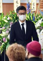 葬儀に訪れた笑福亭銀瓶＝大阪市淀川区・新大阪典礼会館（撮影・神子素慎一）