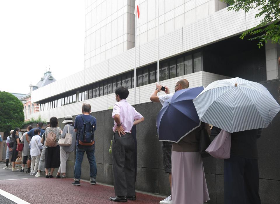 　槇原敬之被告の裁判傍聴整理券を求めて並ぶ人たち＝東京地方裁判所（撮影・高石航平）