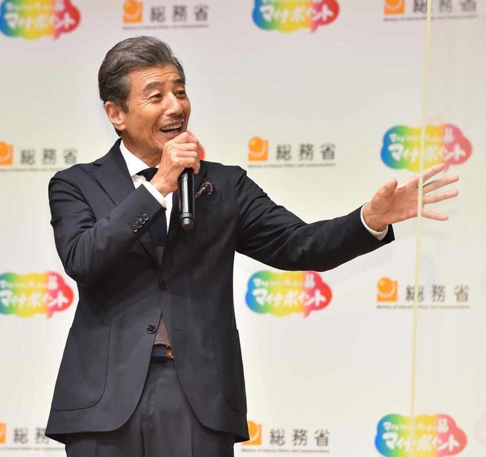 　人生初の着ぐるみ撮影を振り返った舘ひろし＝都内（撮影・伊藤笙子）