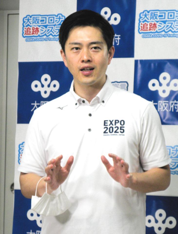 　会見した吉村洋文大阪府知事＝大阪府庁