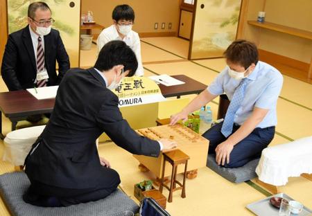 第33期竜王戦決勝トーナメントで丸山忠久九段（右）と対局する藤井聡太棋聖（日本将棋連盟提供）